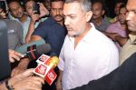 Aamir Khan injured and snapped at airport  on 16th Nov 2015